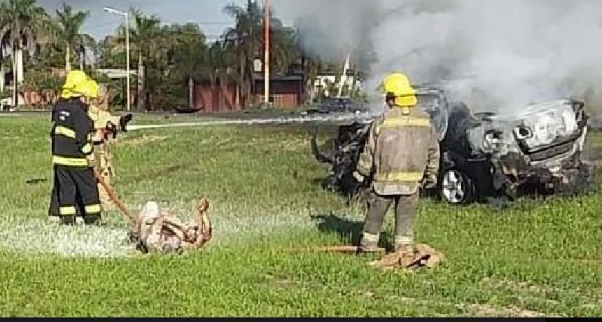 Persona mayor sufre quemaduras graves al incendiarse su vehículo