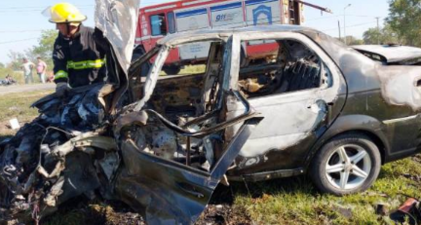 Un auto se incendió en plena marcha y su conductor tras las graves quemaduras falleció horas después