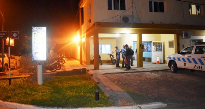 Un sujeto fue detenido por dañar un móvil y resistirse ante la Policía con un cuchillo.