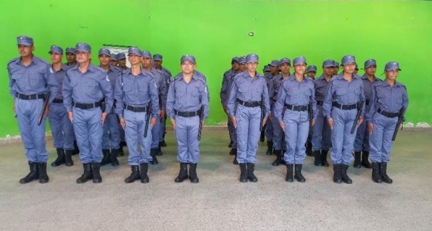 Aspirantes a agentes de policía recibieron sus primeros uniformes
