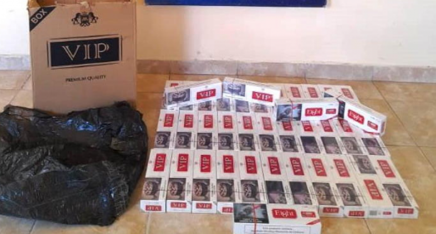 Demoraron a un hombre que trasladaba en su moto 38 gruesas de cigarrillos de contrabando
