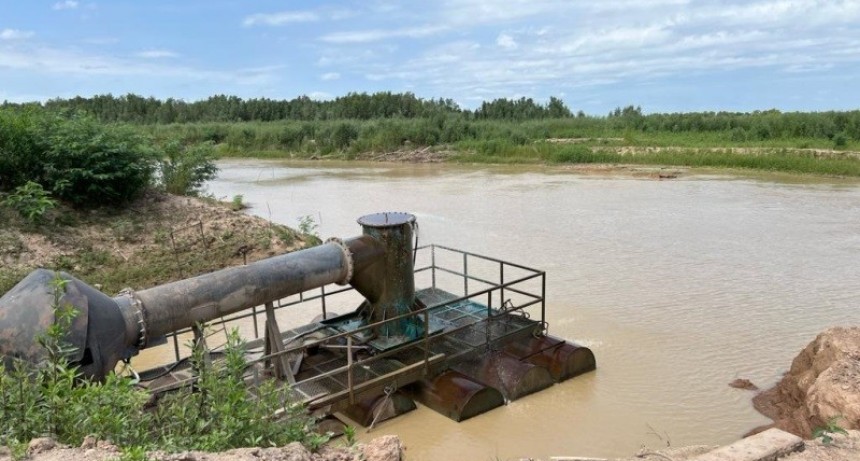 Avanzan trabajos con sistemas de bombeo y correderas en los ríos Pilcomayo y Bermejo para la distribución de agua dulce
