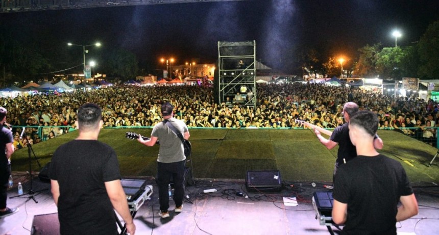 Con multitudinaria asistencia se vivió la segunda noche del festival “A Toda Costa”