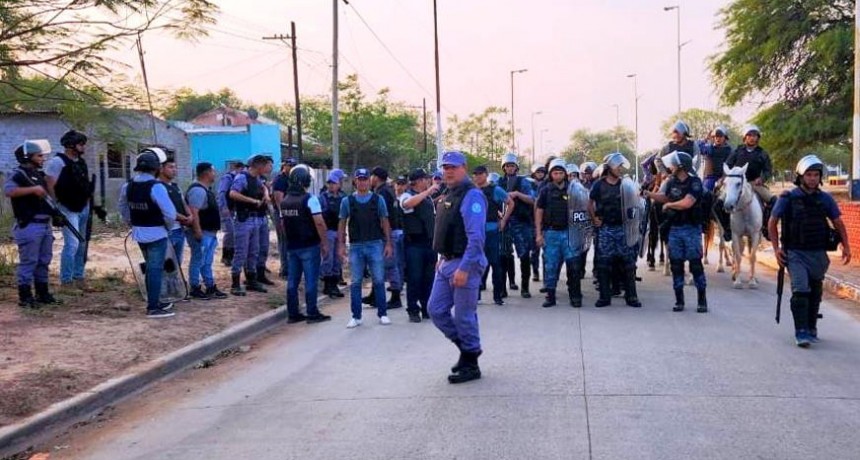 Originarios arremetieron contra uniformados, lesionaron a dos efectivos y dañaron un móvil