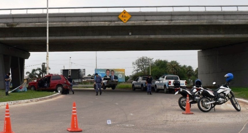 Un automovilista alcoholizado colisionó una columna de alumbrado público