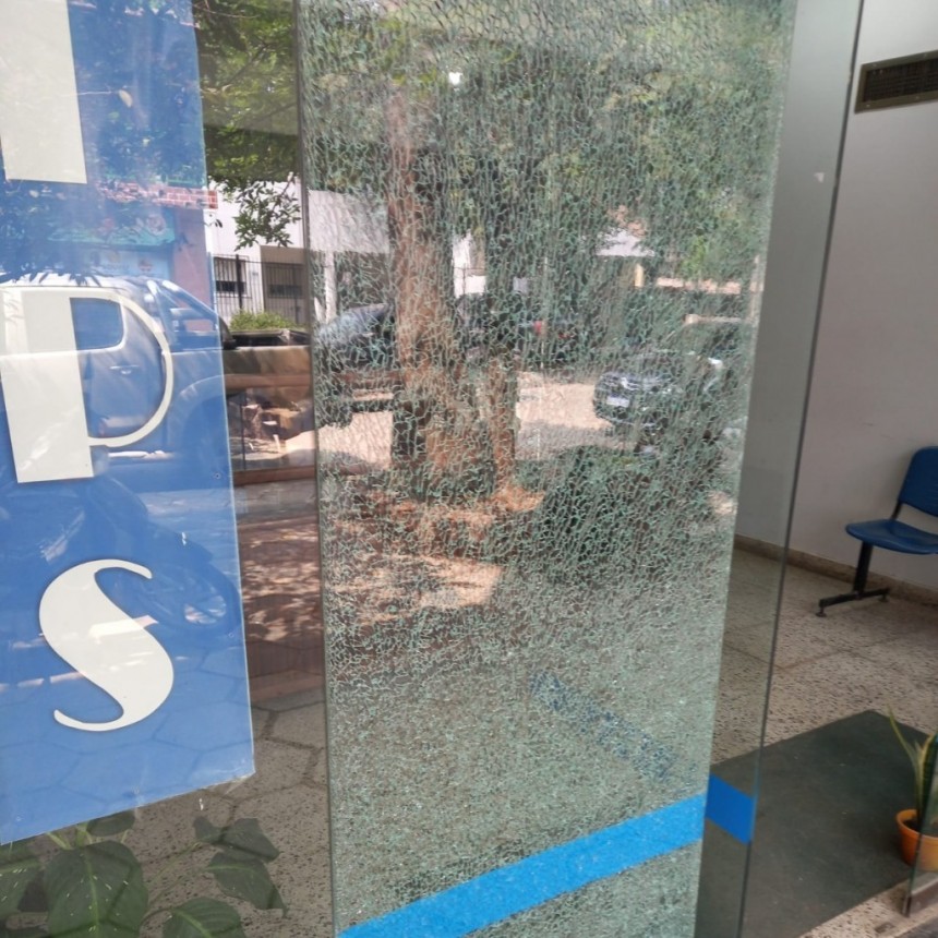 Repudian que jóvenes vándalos rompieron la puerta de acceso del IPS