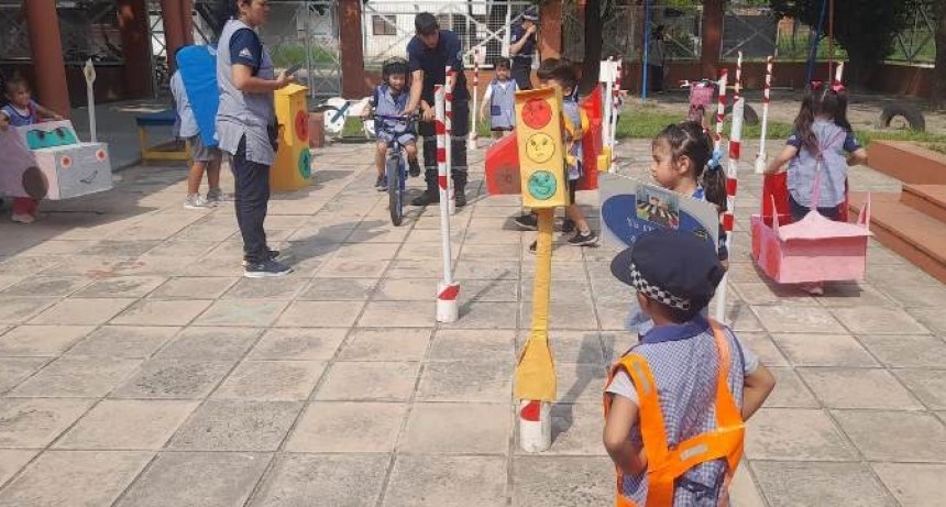 La Policía brindó charla sobre seguridad y educación vial en el JIM N° 9