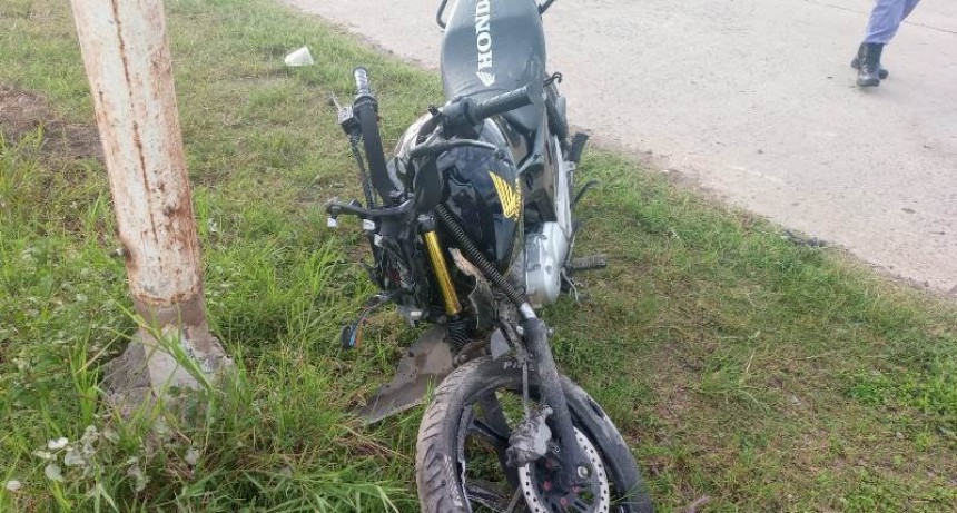 Un motociclista falleció al chocar una columna de alumbrado público