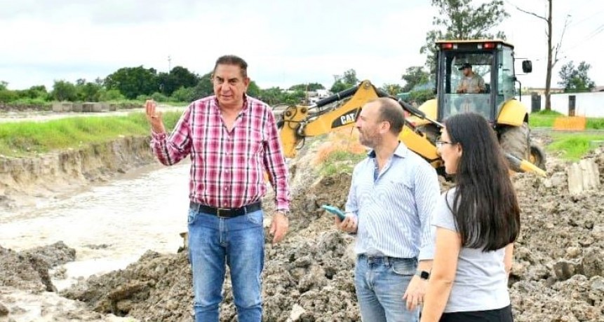 Jofré recorrió diferentes barrios para supervisar las tareas de optimización de desagües y canales principales