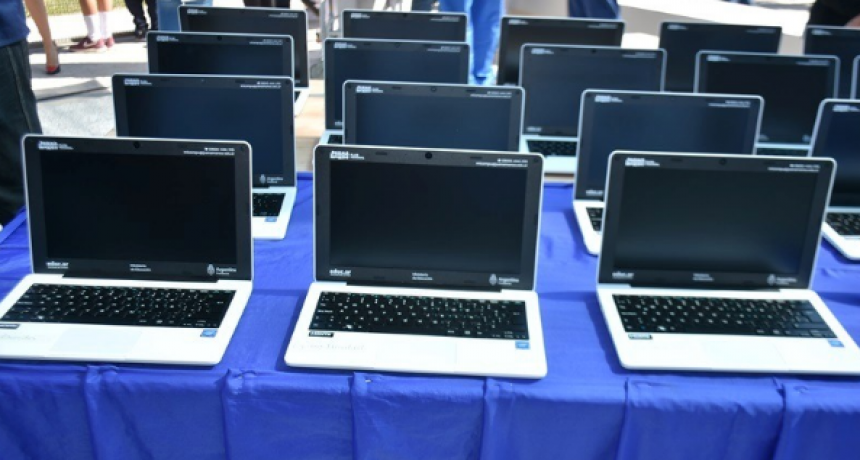 Entregaron equipos tecnológicos de Conectar Igualdad en la EPES N° 96