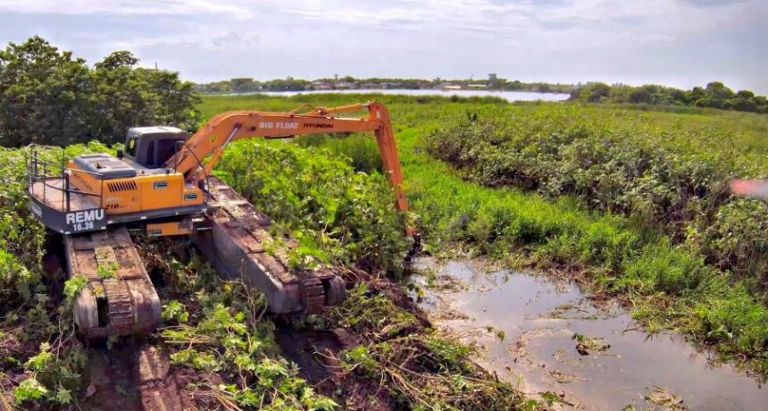 Se desarrollan tareas integrales de limpieza en el canal de descarga de la Laguna de Los Indios