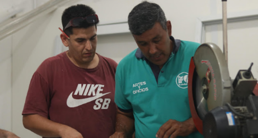 Alumnos del curso de Carpintería en Aluminio continúan perfeccionando sus conocimientos teóricos y prácticos