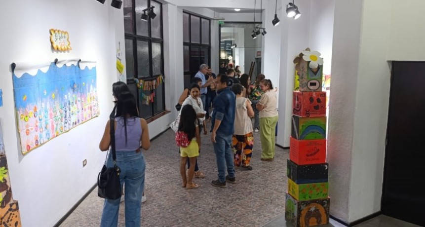 Arte: En el Teatro de la Ciudad, se exponen trabajos del taller de Aquilina Vázquez