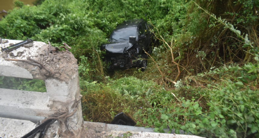 Una camioneta cayó a la altura del Puente Riacho Monte Lindo