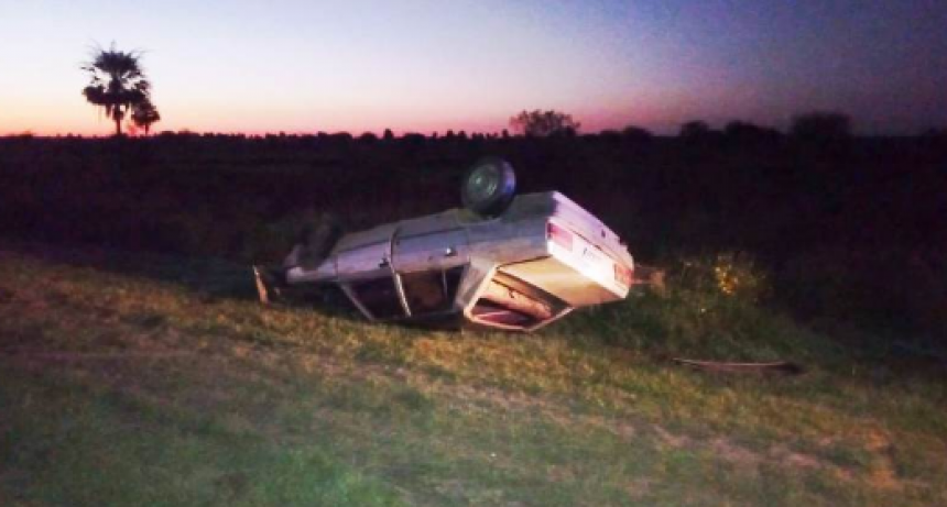 Un auto volcó al reventar un neumático en la Ruta Nacional 86, a la altura de Clorinda