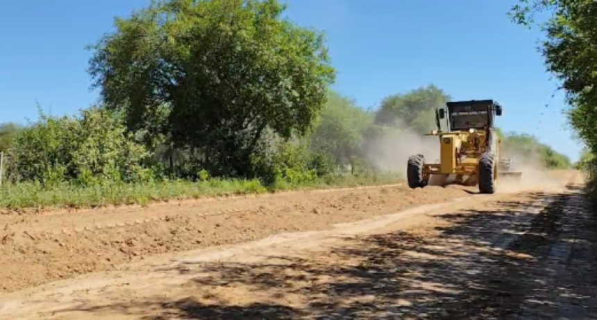 Vialidad Provincial acondiciona la pista del Club Hípico de Las Lomitas
