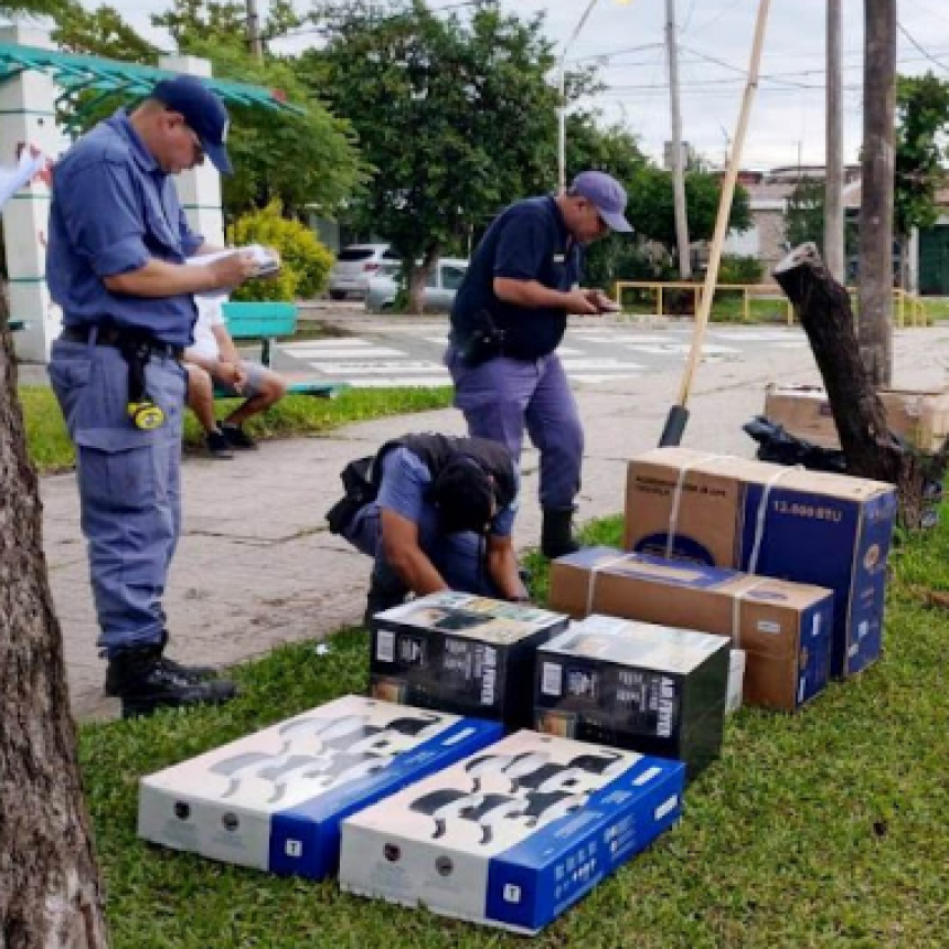 Incautaron mercaderías sin aval aduanero transportadas en dos automóviles