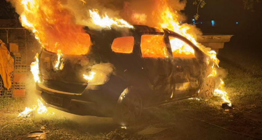 Se investiga el incendio intencional de un auto estacionado frente a una casa