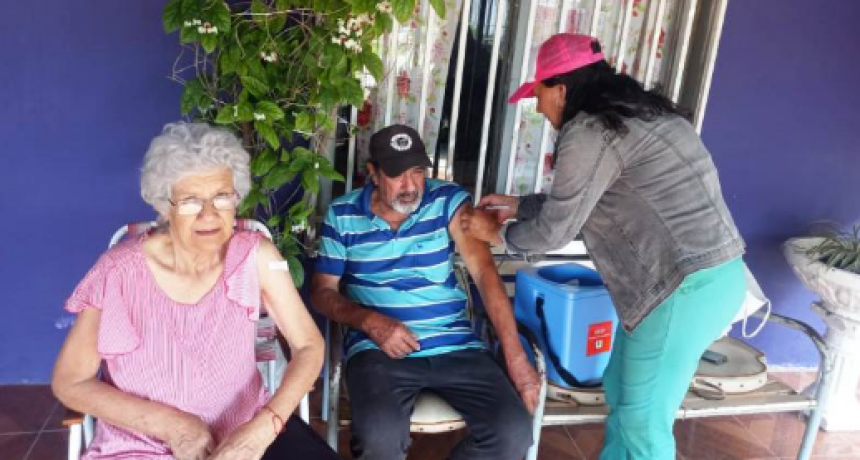 Siguen aplicando los refuerzos de la vacuna COVID-19 en los barrios de la ciudad de Formosa