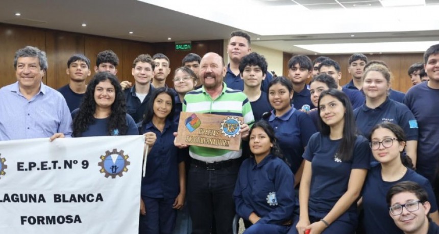 Estudiantes de Laguna Blanca visitaron al gobernador Insfrán en su despacho