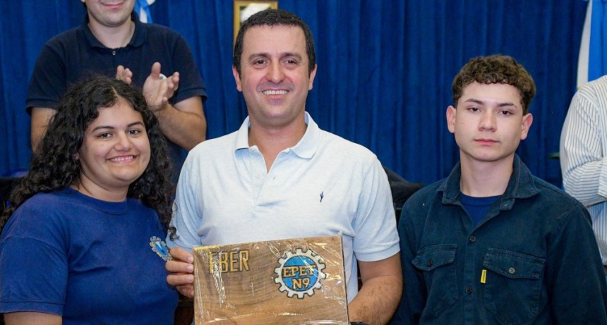 El vicegobernador Solís recibió en la Legislatura a jóvenes estudiantes de Laguna Blanca