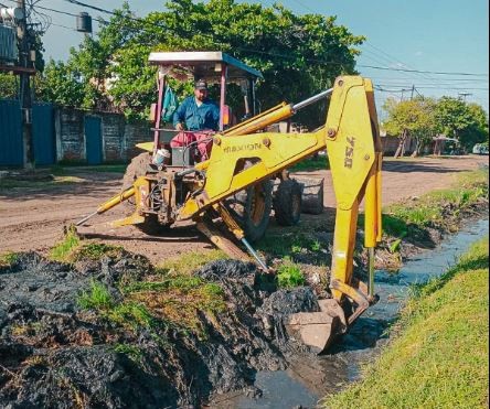 LOS TRABAJOS MUNICIPALES SE ENFOCARON EL VIERNES EN EL MANTENIMIENTO DE DESAGÜES PLUVIALES 