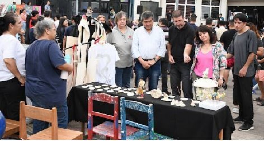 Aráoz acompañó la exposición del ISA por el Mes de las Artes