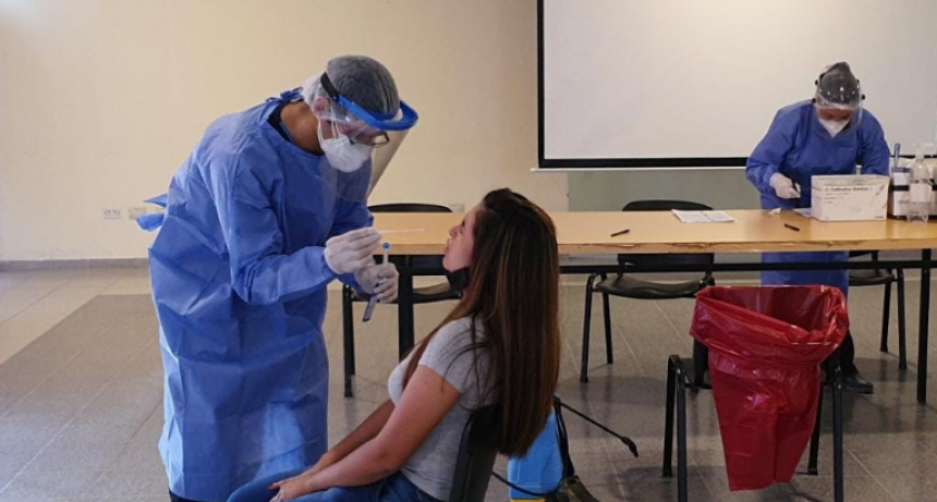 Recomiendan a la población hisoparse o testearse ante síntomas asociados a COVID