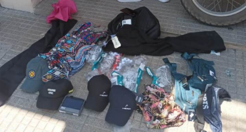 La Policía detuvo a tres mujeres y dos hombres por sustraer prendas de vestir