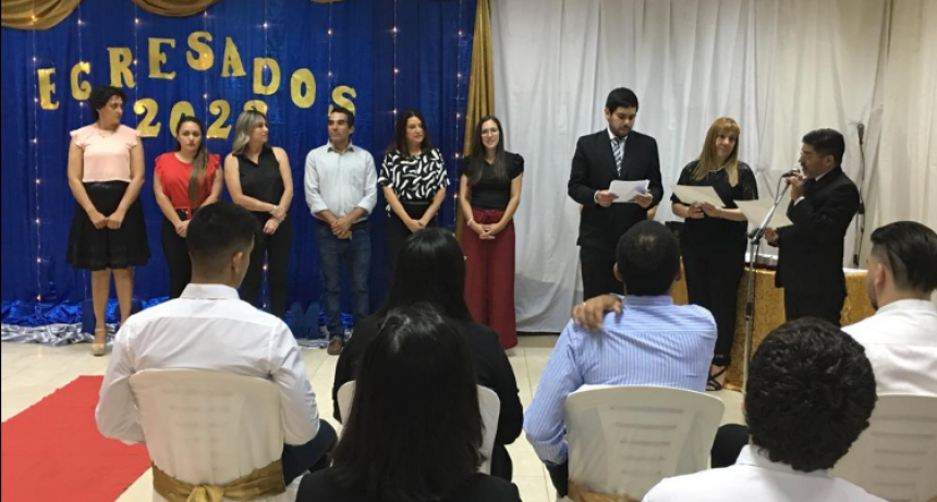 “Macedo”: Emotiva entrega de certificados a egresados