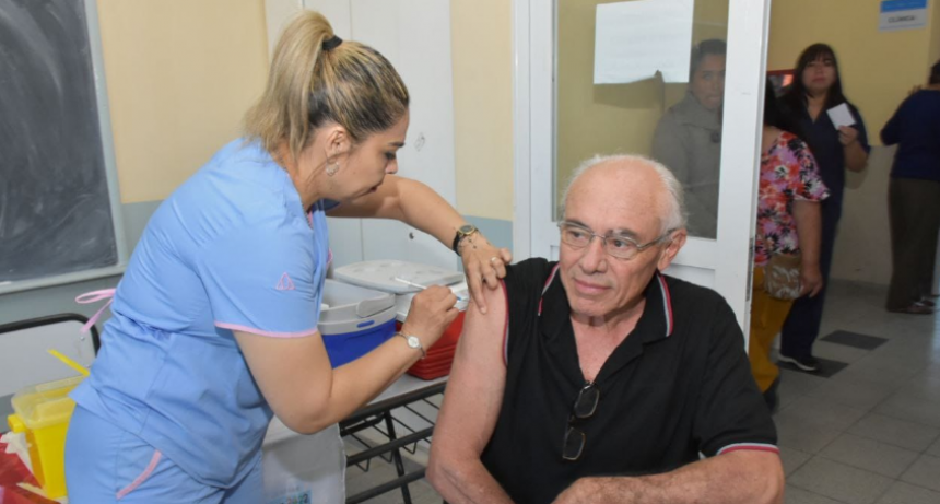 Instan a los grupos determinados a que se apliquen la quinta dosis de vacuna COVID