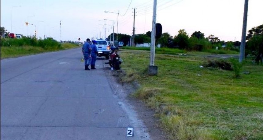 Un automovilista chocó a un motociclista y se dio a la fuga, pero fue detenido por la Policía