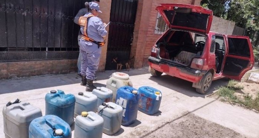 La Policía secuestró bidones con más de 260 litros de combustibles y cigarrillos extranjeros