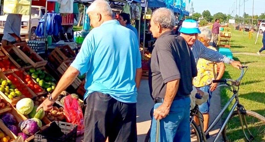 Vecinos del barrio Santa Rosa aprovecharon ofertas en frutas, verduras y artesanías
