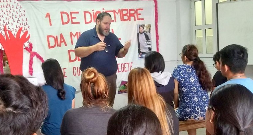 Una charla sobre VIH/SIDA fue desarrollada en el centro de salud del barrio Mariano Moreno