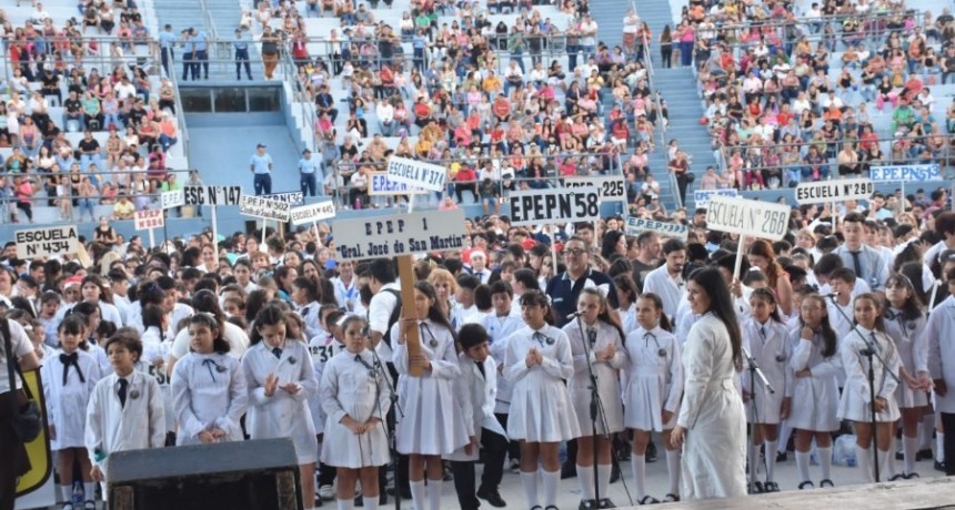 Más de 2 mil estudiantes participaron de la tradicional cantata navideña