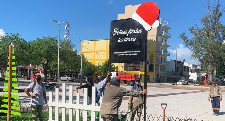 La comuna engalana plazas y espacios públicos con adornos navideños