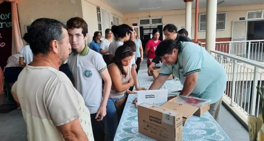 Clorinda: Estudiantes de la EPES N° 65 recibieron sus equipos tecnológicos de Conectar Igualdad