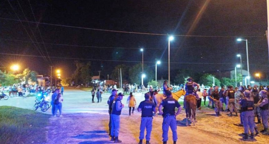 Agredieron y lesionaron a uniformados durante un espectáculo musical y hay cuatro detenidos