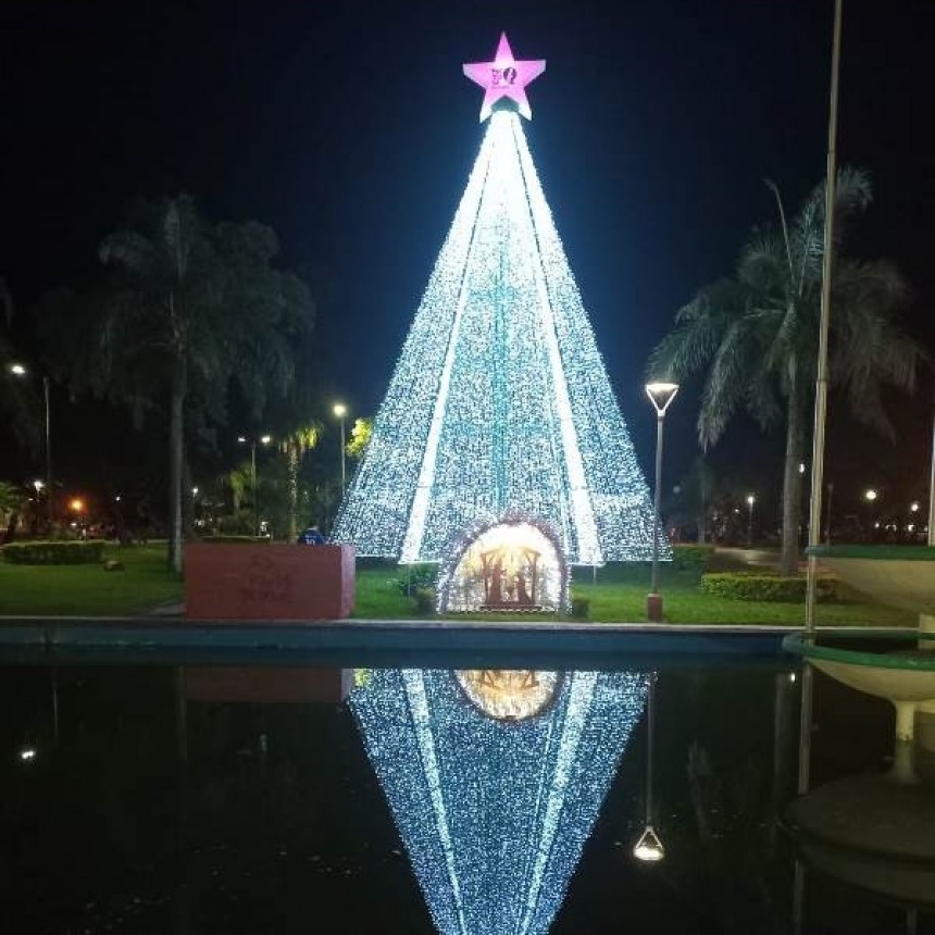 La ciudad engalanada con iluminación y ornamentación navideña