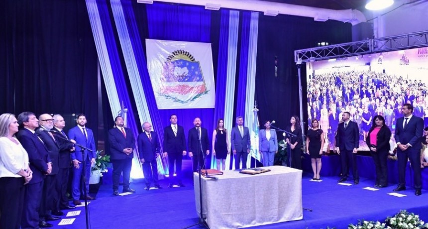 Insfrán tomó juramento a los ministros del Poder Ejecutivo
