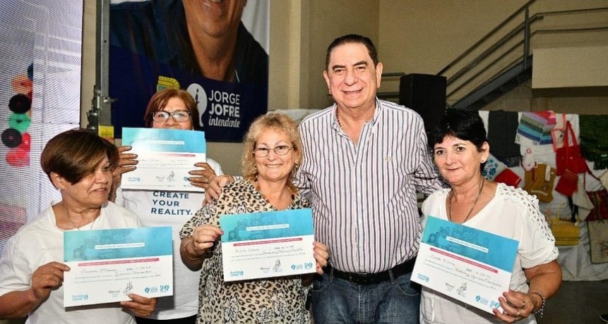 Con un emotivo acto se entregaron certificados a los participantes de talleres de la Dirección de Adultos Mayores