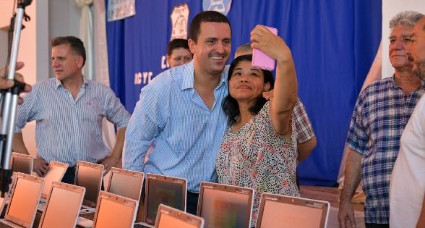 El vicegobernador Solís participó de nuevas entregas de netbooks en el interior provincial