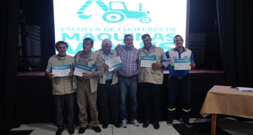 El intendente Jofré entregó certificados a operarios que se capacitaron en la Escuela de Choferes Municipales de Máquinas Viales