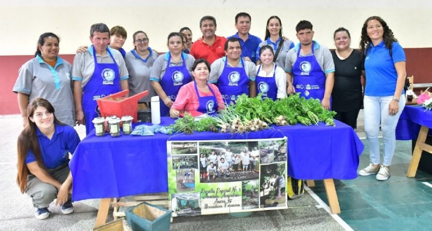 Estudiantes de escuelas especiales comercializaron productos navideños en la feria paippera