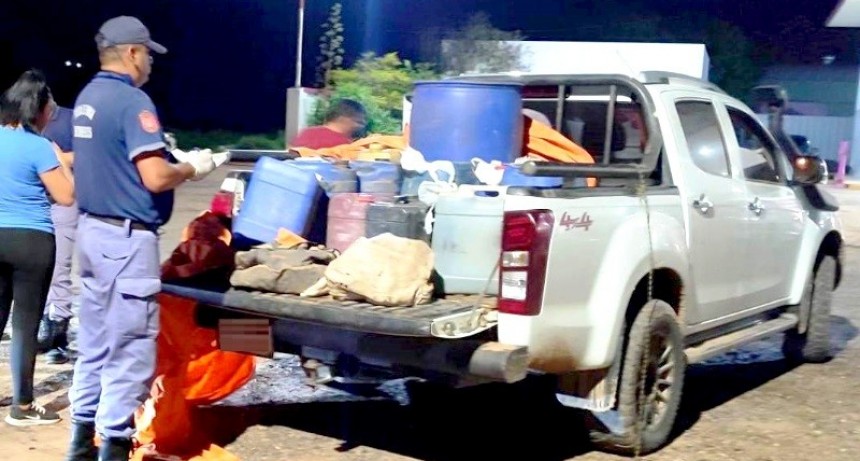 La Policía secuestró una camioneta con más de 450 litros de combustible transportados en bidones