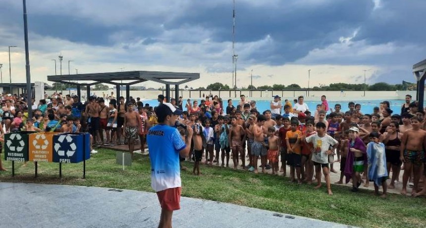 El fútbol infantil cerró el año con una divertida tarde en el Parque Acuático