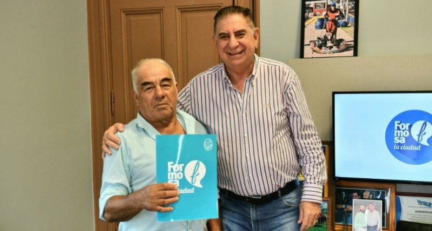 El intendente Jofre firmó titulo de propiedad que benefició a vecino del barrio Eva Perón