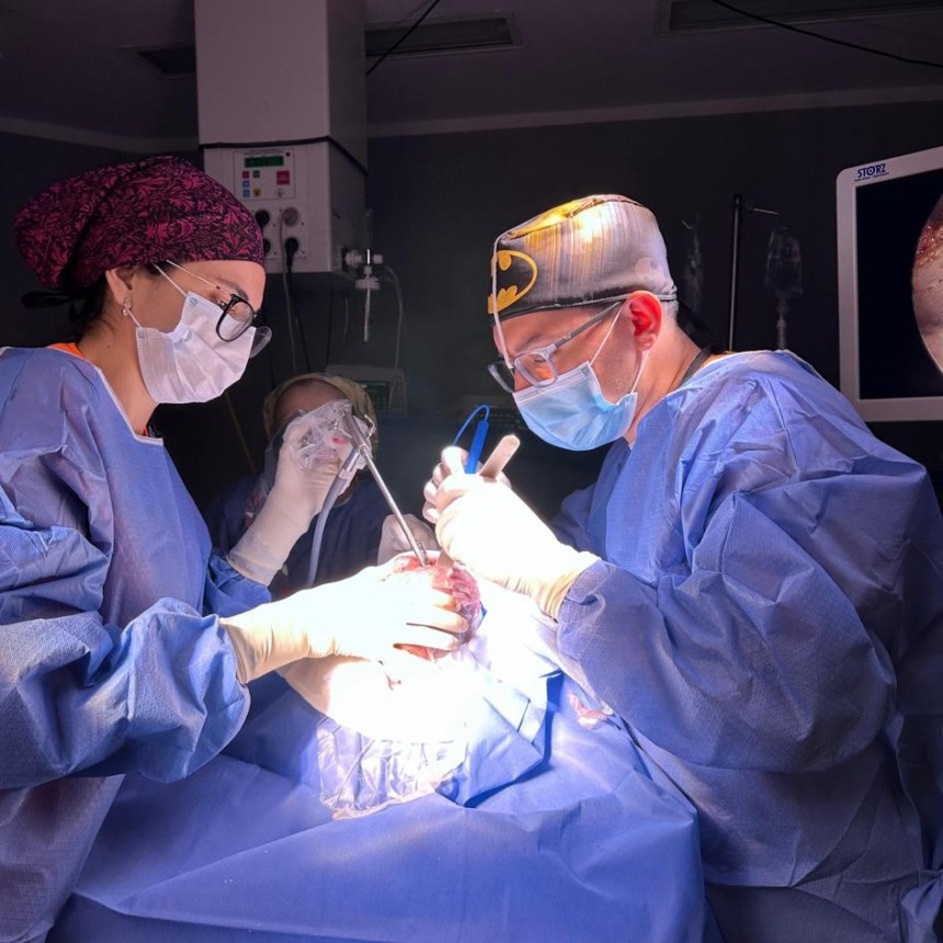 Se realizó con éxito la primera cirugía endoscópica de craneosinostosis en el HAC