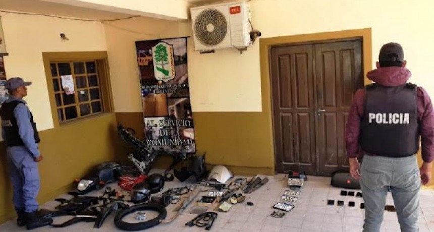 En múltiples allanamientos secuestraron una motocicleta, partes de otras y elementos tecnológicos; hay cuatro detenidos